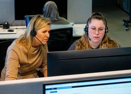 Máxima gespot in een beige pak voor een werkbezoek aan het callcenter van Tijdelijk Noodfonds Energie