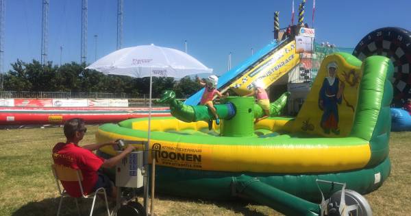 Als Michael van Gerwen of banaan de schans af, bij zeepkistenrace in Elshout