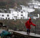 Dennis bedreigt Verenigd Koninkrijk: storm eist al 2 doden