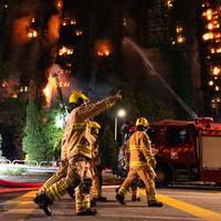 Drie verdachten opgepakt voor brand woontorens Hongkong: zeker 44 doden, met 279 bewoners nog geen contact
