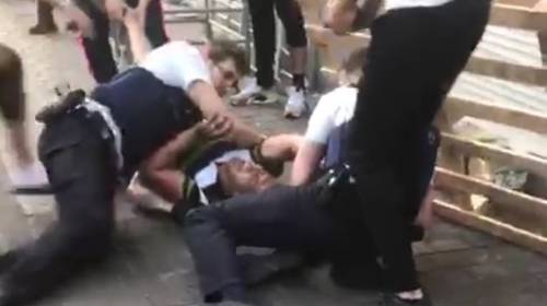 Elke dag 2 agenten arbeidsongeschikt door agressie: Vroeger kregen we een duwtje, nu gaan ze ons te lijf met een tafelpoot