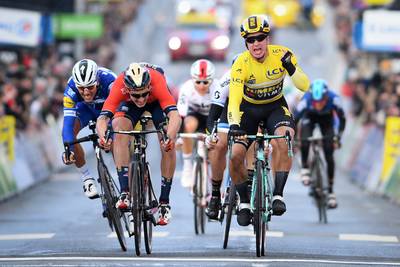 Groenewegen sprint naar tweede etappewinst in Parijs-Nice