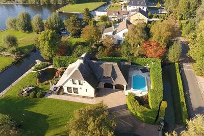 Rietgedekte Vinkeveense villa André Hazes in de verkoop