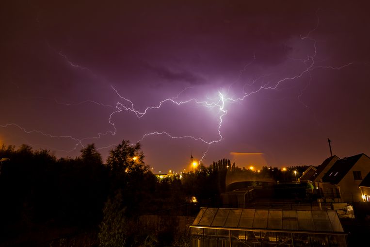 Waarom je bij bliksem nooit mag douchen en 4 andere brandweertips bij onweer Weernieuws