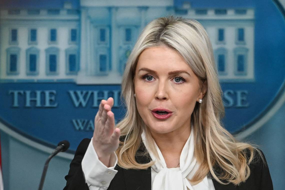 Ze maakte journalisten uit voor ‘linkse prutser’ en trok de aandacht van Orbán: nu Karoline Leavitt vertrekt, verliest Trump zijn loyaalste verdediger