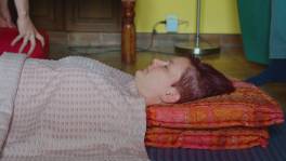 Jamine doet een soundhealing met Isaura in B&B Zoekt Lief