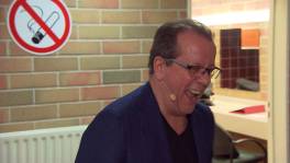 Walter Grootaers lacht Jacques Vermeire uit met zijn diploma