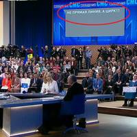 ▶ Kremlin krijgt ongewenste boodschappen op groot scherm: ‘Vladimir, het is al vrijdag. Mogen we de drank opentrekken?’