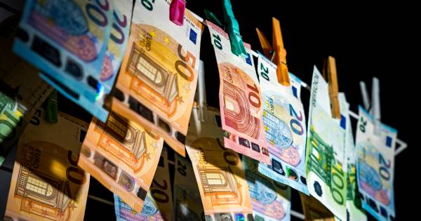 Twee Fransen met 60.000 euro in de auto aangehouden bij Hazeldonk voor witwassen.