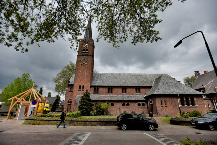 De Adrianuskerk in Esbeek werd in juni 2013 aan de dienst onttrokken. De gemeente neemt de kerk nu over.