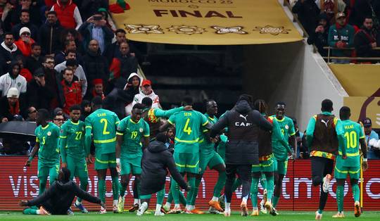 Senegal wint Africa Cup ten koste van Marokko na verlening in tumultueuze finale (1-0)
