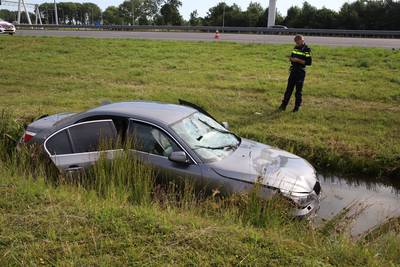 Auto raakt van de weg op A2 en eindigt 200 meter verder in de sloot