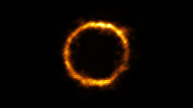  ESO maakte gebruik te maken van een nabijgelegen sterrenstelsel dat als een krachtig vergrootglas fungeert om SPT0418-47 te observeren, ook gekend als het zwaartekrachtlenseffect. SPT0418-47 toont zich als een bijna volmaakte ring van licht rond het lensstelsel, omdat de twee stelsels bijna precies op één lijn staan. 