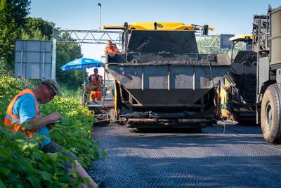 Parasols bieden verkoeling bij wegwerkzaamheden A325: ‘soms ook een ijsje’