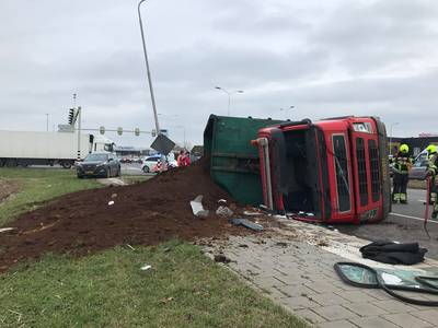 Vrachtwagenchauffeur met spoed naar ziekenhuis na ongeval bij Velddriel: bevrijd door brandweer