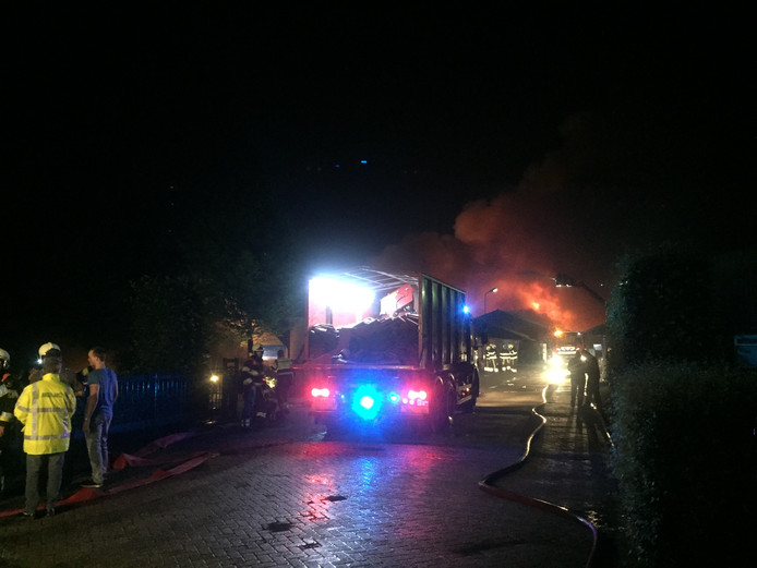 De brandweer laat extra materiaal aanrukken om het vuur beter te kunnen bestrijden.