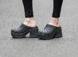 Zijn Crocs eigenlijk wel goed voor je voeten? De podoloog legt uit