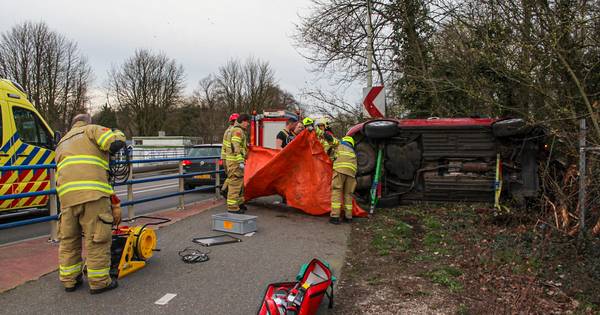 Auto op zijn kant bij ongeluk met vrachtwagen in Dieren.