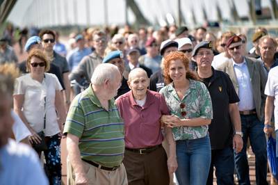 Hoogbejaarde ‘Waalcrossers’ lopen de Sunset March