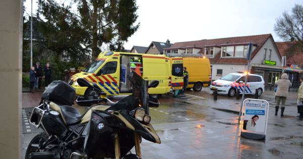 Motorrijdster aangereden op parkeerplaats in Angeren
