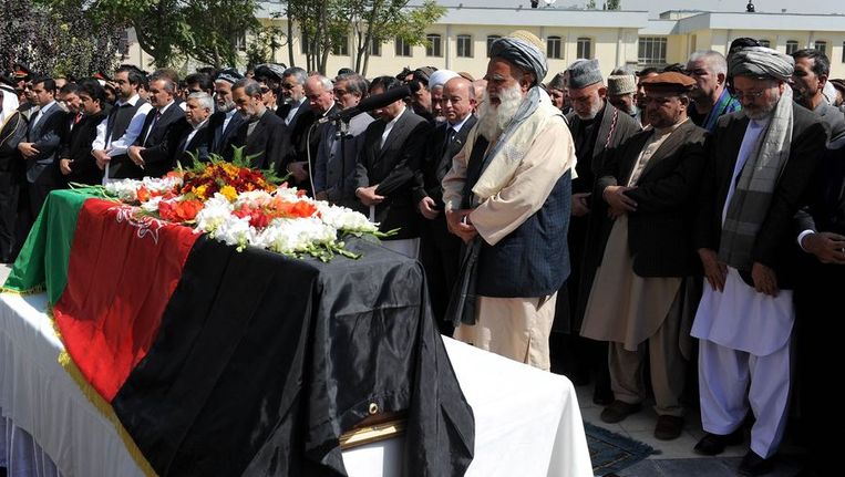 Karzai roept op tot vrede met Taliban op begrafenis ...