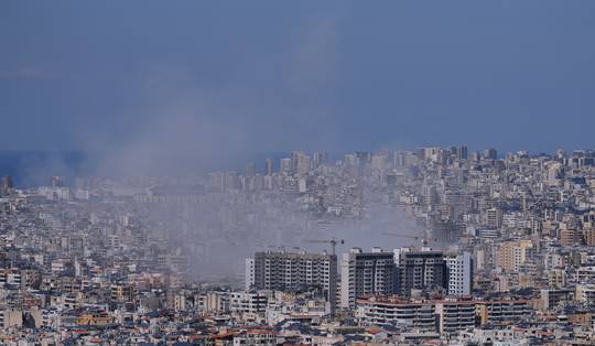 ‘Honderden gevechtsvliegtuigen vallen op dit moment Iran en Libanon aan’, zegt Israël: ‘Hoge Hezbollah-leider geraakt’