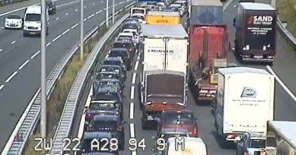 File op A28 door ongeluk, twee rijstroken dicht bij knooppunt Hattemerbroek.