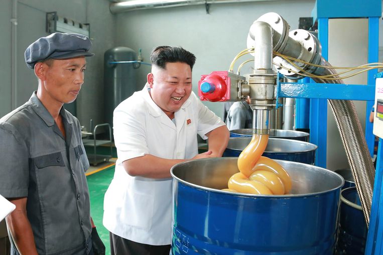 Kim Jong-un in de glijmiddelenfabriek.