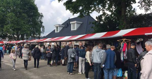 Klokslag negen uur begint de verkoop bij de rommelmarkt in Bruchem