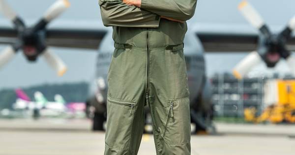Nieuwe commandant Vliegbasis Eindhoven - Eindhovens Dagblad