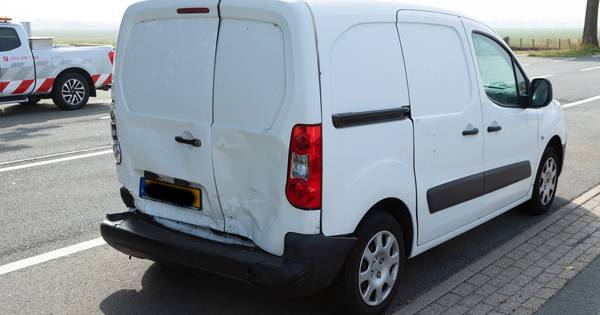 Botsing tussen bedrijfsbusjes in Maren-Kessel nadat bestuurder vermoedelijk in slaap valt.