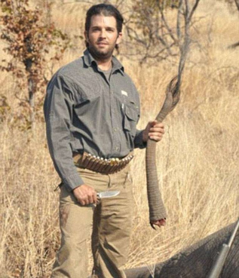 Donald Trump Jr poseert met de staart van een olifant die hij doodschoot.