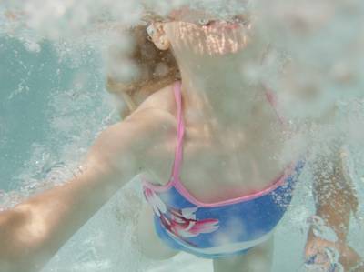 Duitse zwemleraar (33) misbruikte tientallen jonge meisjes