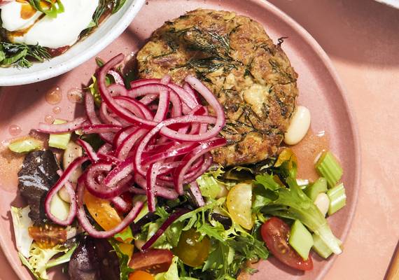 Snelle tonijnburger met zomersalade