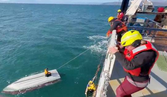 15-jarige jongen dobberde dagenlang rond op een gekapseisde boot voordat hij werd gered