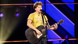 Van de klas naar de Blind Auditions: Pieter waagt de sprong in het ...