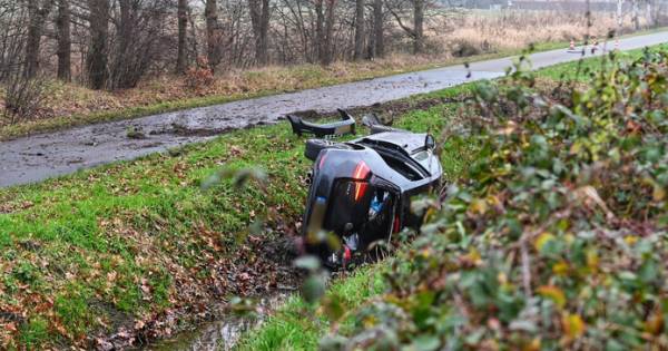 Gezin krijgt ongeluk op weg naar vliegveld, vader overlijdt.