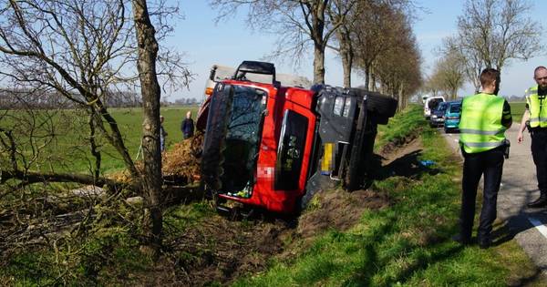 Vrachtwagen eindigt in greppel bij Wanneperveen | Steenwijkerland - De Stentor