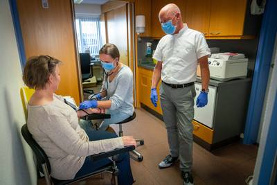 Ondanks daling van patiënten met luchtwegklachten blijft de coronapraktijk in Elst nog weken open