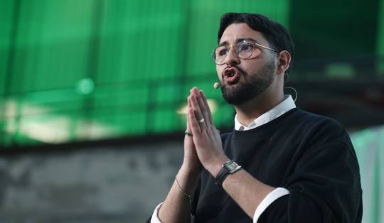 Live - Groen-voorzitter Aimen Horch haalt uit naar ‘Big Oil’ en pleit voor ‘Trump-taks’ op fossiele winsten