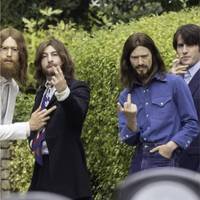 Wat is er aan de hand met de kapsels van The Beatles?
