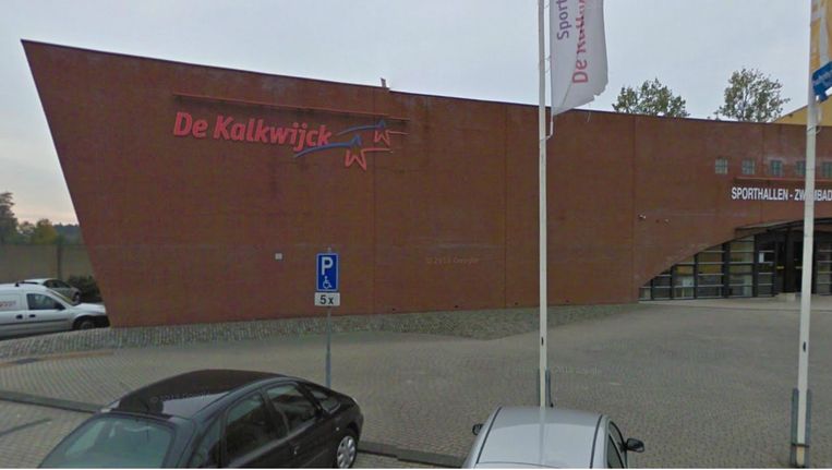 meisje bijna verdronken met haar vast in bodem zwembad het parool
