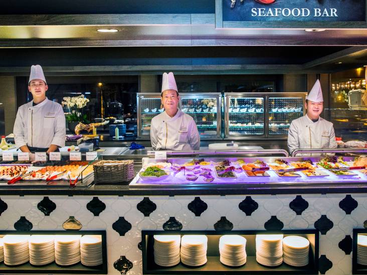 Samen eten omgeven door blije gezichten