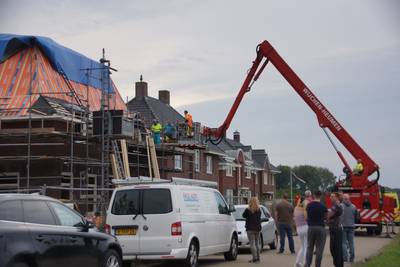 Dakdekker zwaargewond na val door dak in Druten