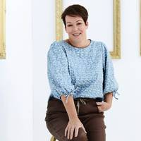 Esther (50) zat na een faillissement diep in de schulden: “Ik huilde toen ik voor het eerst weer bij de kapper zat”