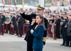 Letizia van Spanje wuift haar dochter Leonor uit en pinkt een traantje weg