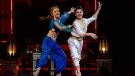 Besties Julie en Wout brengen Aladdin tot leven