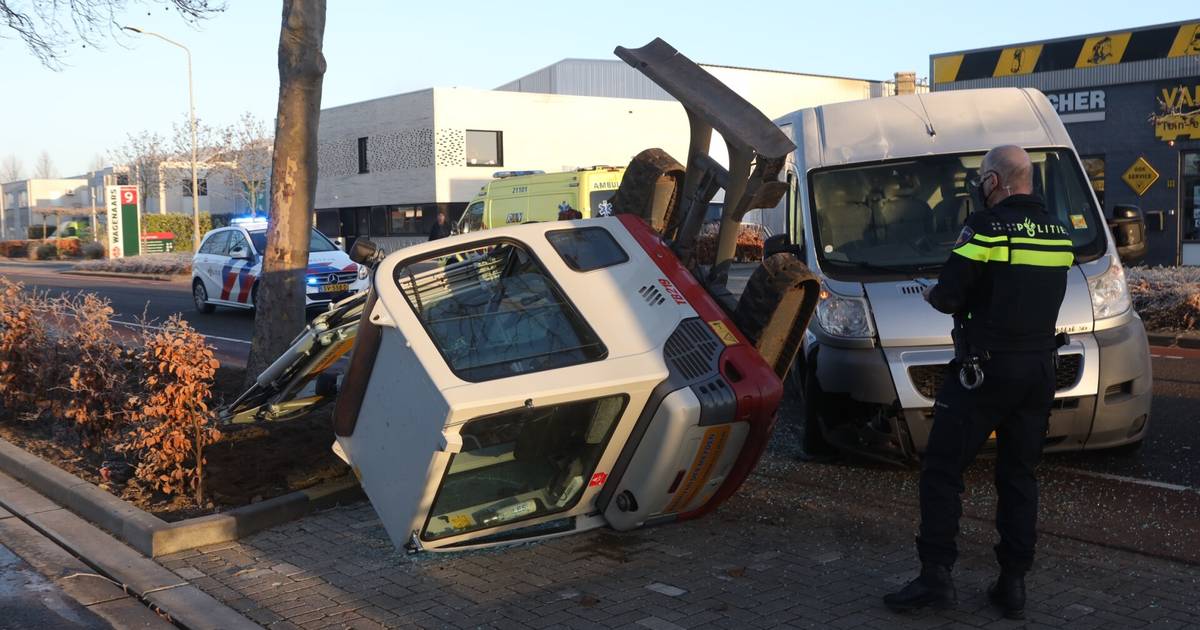 Graafmachinist lichtgewond na botsing met bestelbus op industrieterrein Boxtel.