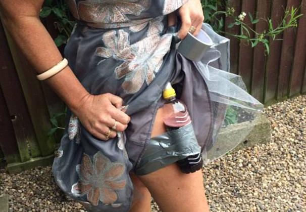 Vrouw met flesje alcohol aan been geplakt met ducktape