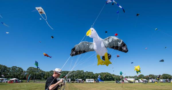 Mannen vliegeren en naaien op Vliegerfeest Tubbergen - Tubantia